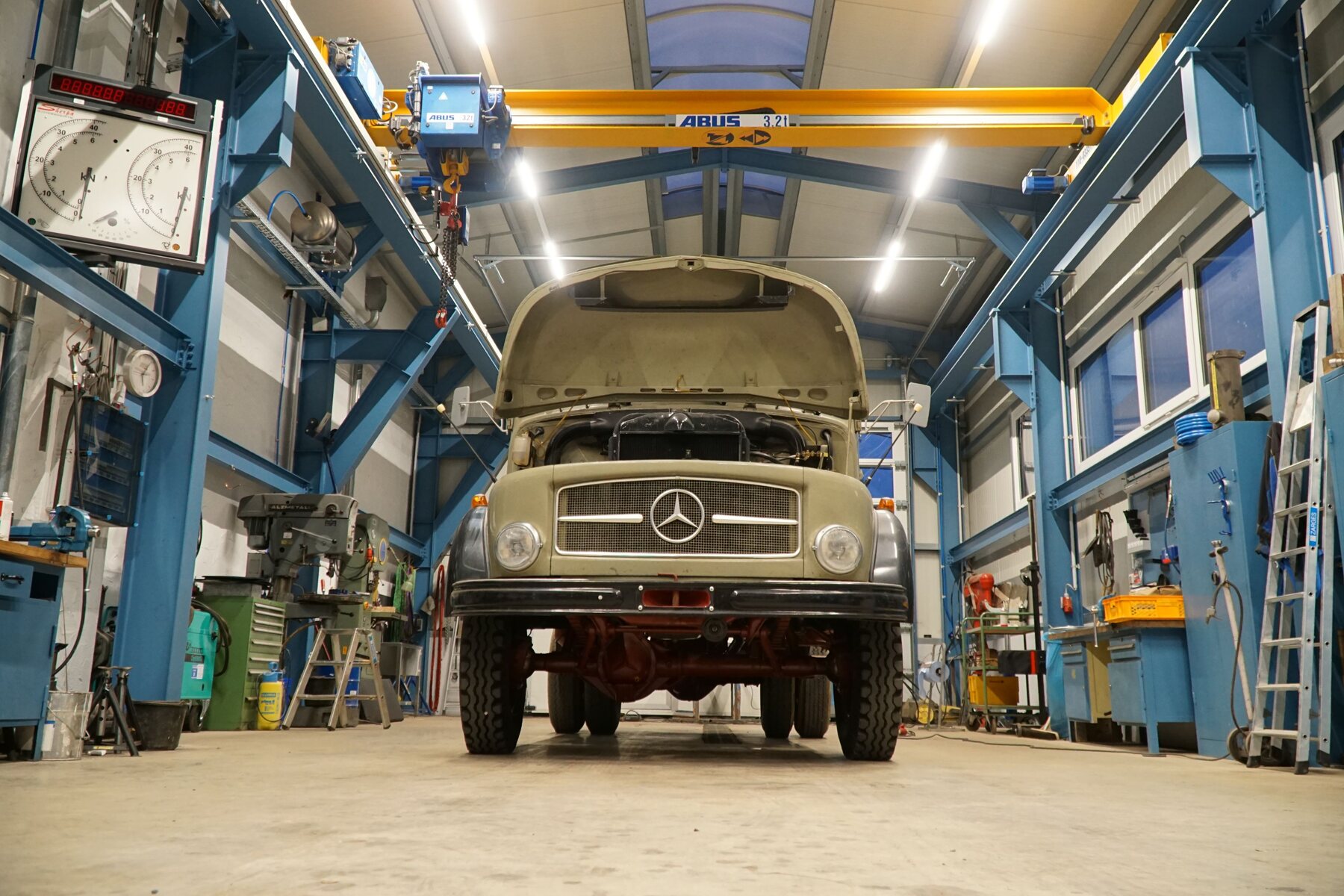 Historischer Mercedes-LKW in der Werkstatt