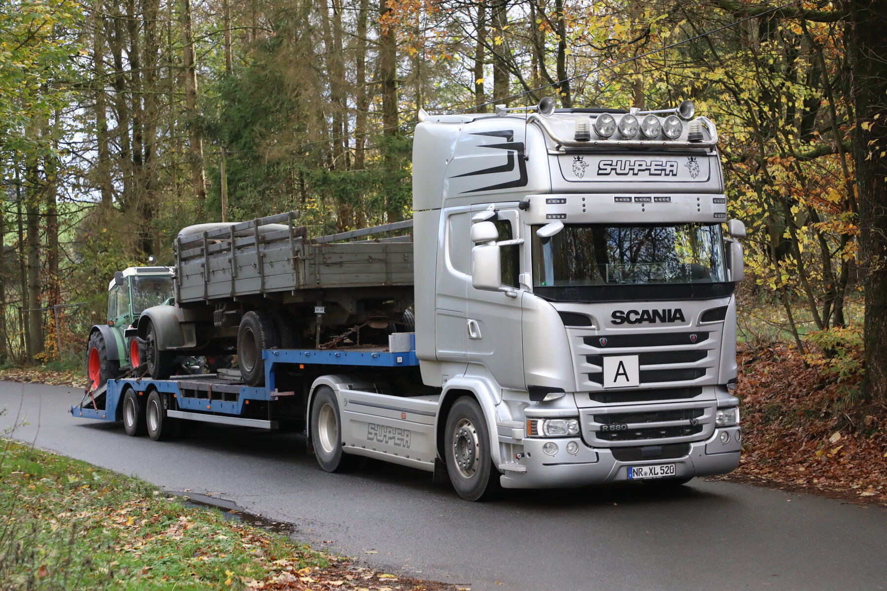 Historischer Lastwagen auf einem Tieflader